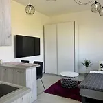 Apartment Airbnbtrebon - Modern